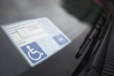ön cam üzerinde handikap etiket