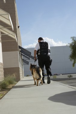 devriye köpeği ile güvenlik görevlisi