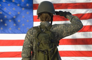 Amerikan bayrağı selamlayan asker