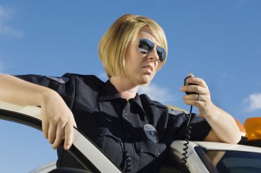 Polis memuru telsiz kullanma