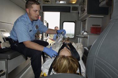 İlk kurban ambulansa ile yardım