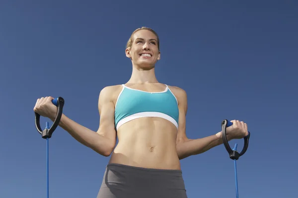 Junge Frau beim Sport — Stockfoto