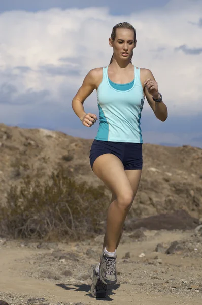 Mulher Jogging em montanhas — Fotografia de Stock