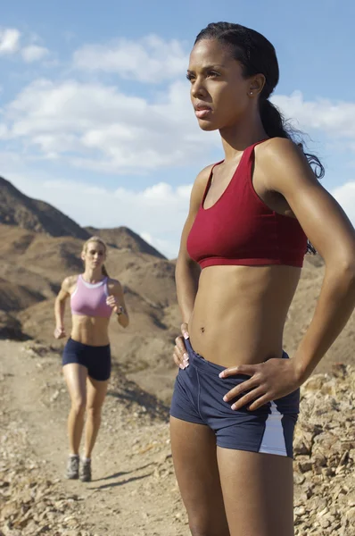 Duas joggers femininas em montanhas — Fotografia de Stock