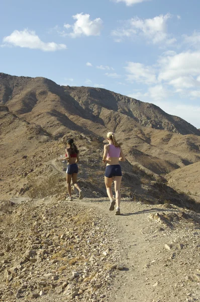 Женщины бегают в горах — стоковое фото