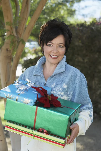 Šťastná žena držící dárky — Stock fotografie