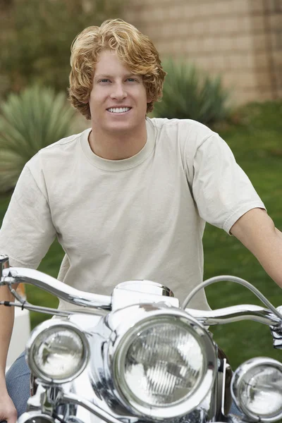 Motosiklet üzerinde genç adam portresi — Stok fotoğraf