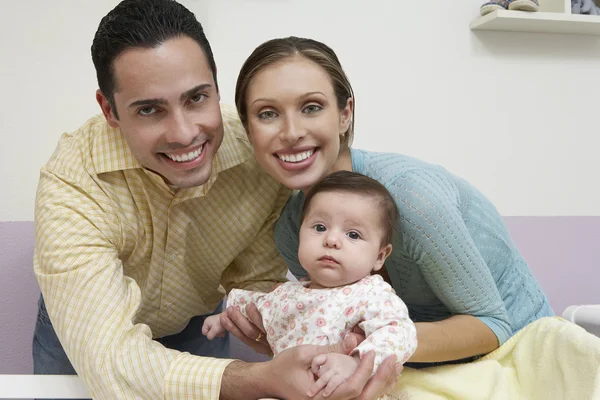Retrato de pais com bebê em casa — Fotografia de Stock