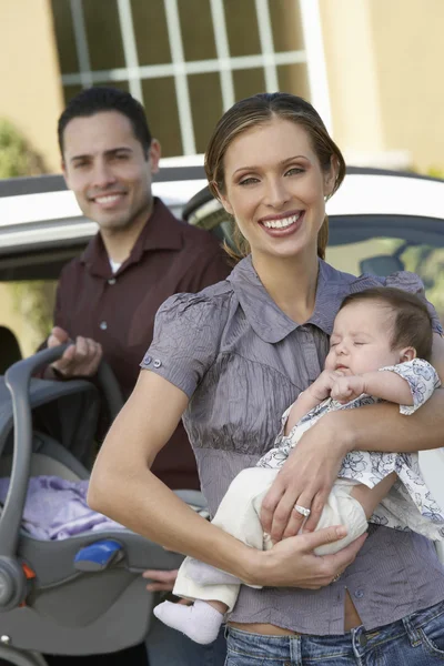 Moeder met baby met de auto — Stockfoto