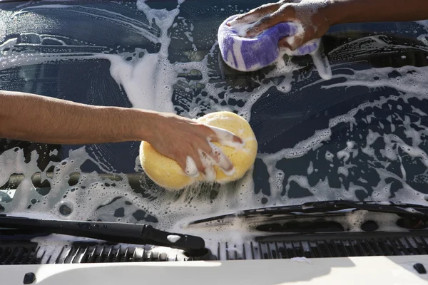 Sünger ile araba yıkama elinde — Stok fotoğraf