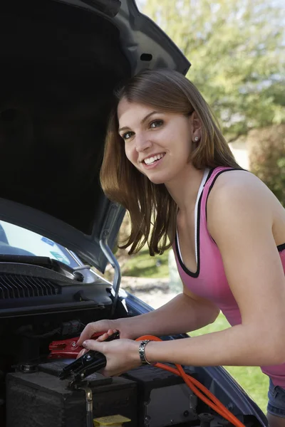 Frau mit Springerkabeln im Auto — Stockfoto