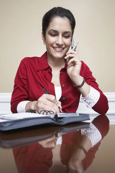 Femmes d'affaires serrant la main — Photo