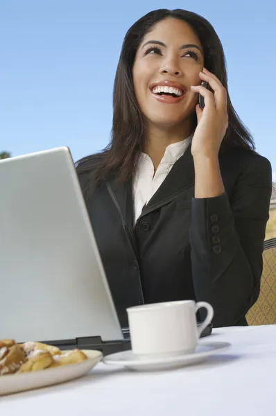 Femmes d'affaires serrant la main — Photo