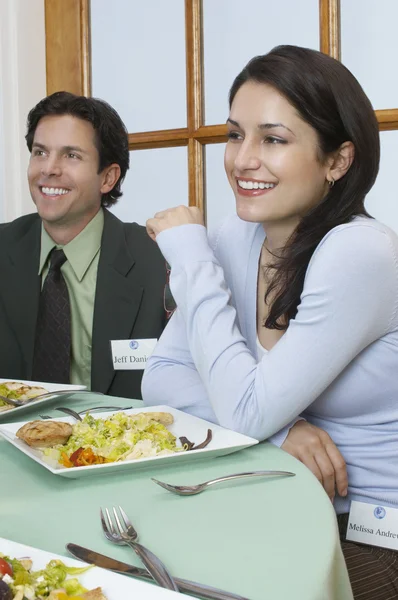 Geschäftsfrauen beim Händeschütteln — Stockfoto