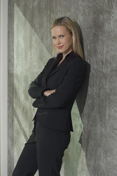 Confident Businesswoman Leaning On Wall — Stock Photo, Image