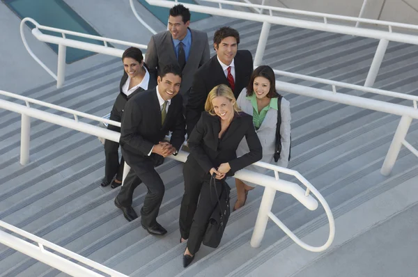 Empresarios multiétnicos en las escaleras — Foto de Stock