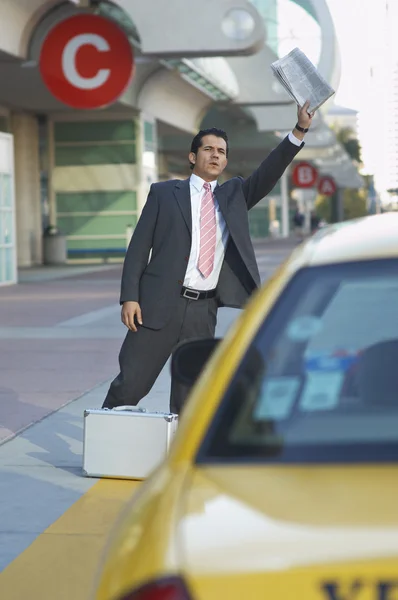 Geschäftsmann bejubelt Taxi — Stockfoto