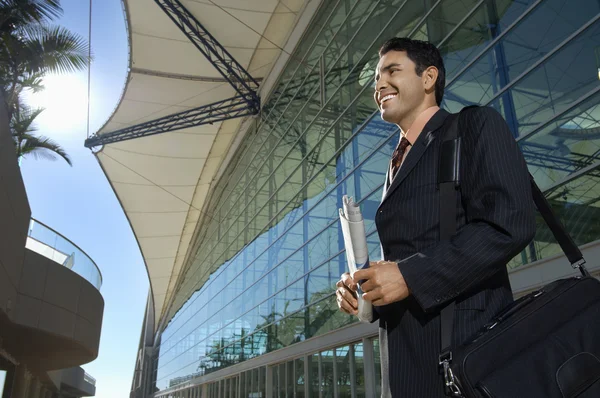 Sonriente hombre de negocios fuera de la oficina — Foto de Stock