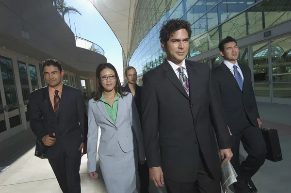 Businesspeople Walking Past Office Building — Stock Photo, Image