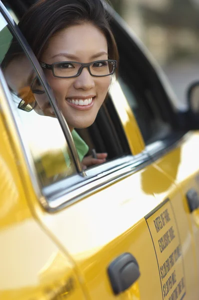 Vrouw op zoek uit taxi raam — Stockfoto