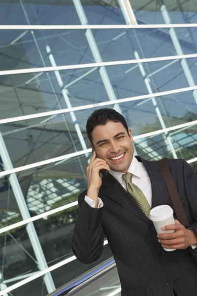 Hombre de negocios usando el teléfono móvil — Foto de Stock