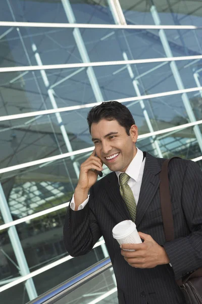 Homem de negócios usando telefone celular — Fotografia de Stock