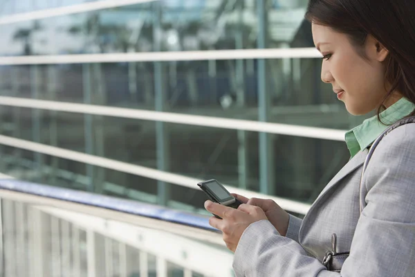 Asiática mujer de negocios mensajes de texto — Foto de Stock