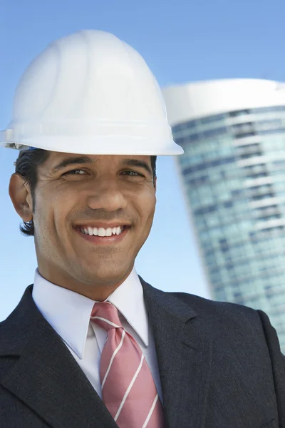 Hombre de negocios guapo sonriendo — Foto de Stock