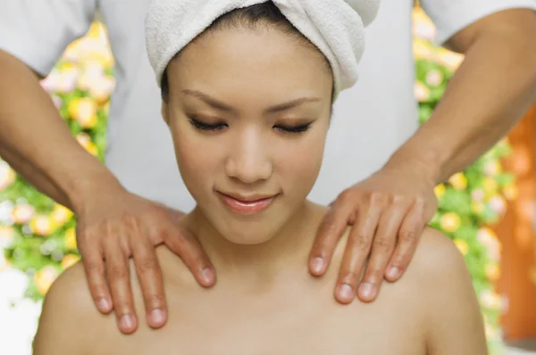 Vrouwelijke ontvangende schouder massage — Stockfoto