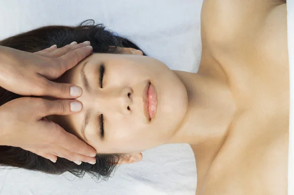Mujer teniendo un masaje en la cabeza —  Fotos de Stock
