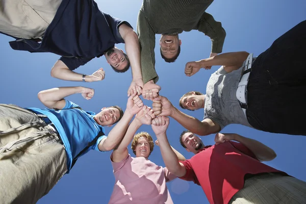 Grupp unga män står i cirkel — Stockfoto