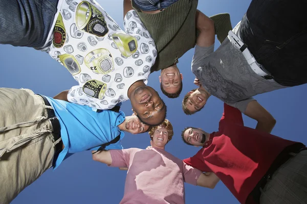 Amici in piedi in cerchio — Foto Stock