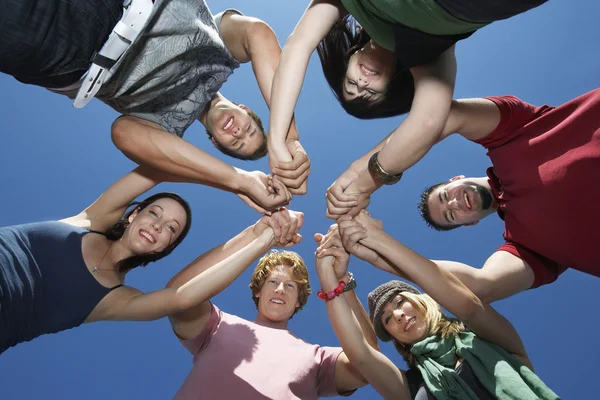 Mladí drží za ruce v kruhu — Stock fotografie