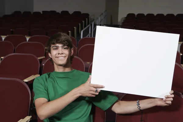 Genç erkek öğrenci holding billboard sınıf — Stok fotoğraf