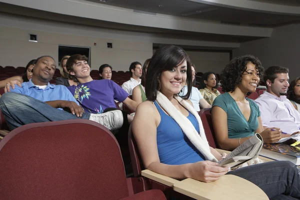 Sınıfta birlikte oturan öğrenciler — Stok fotoğraf