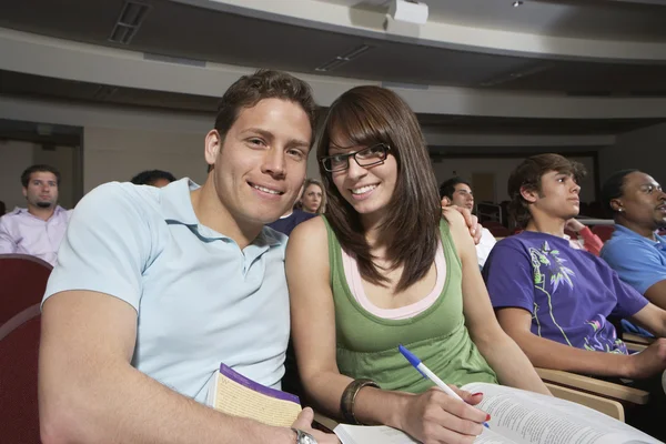 Happy vänner i klassrummet — Stockfoto