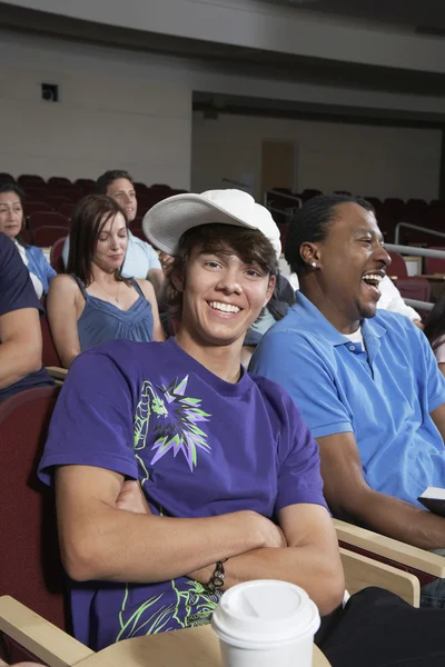 Estudiantes felices en clase — Foto de Stock