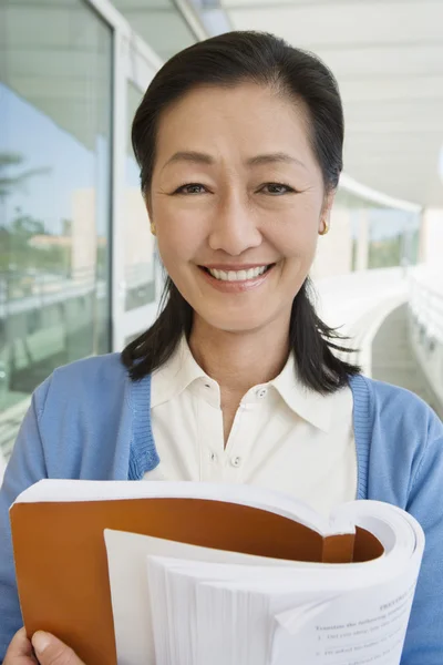 Kadın profesörü holding kitap — Stok fotoğraf