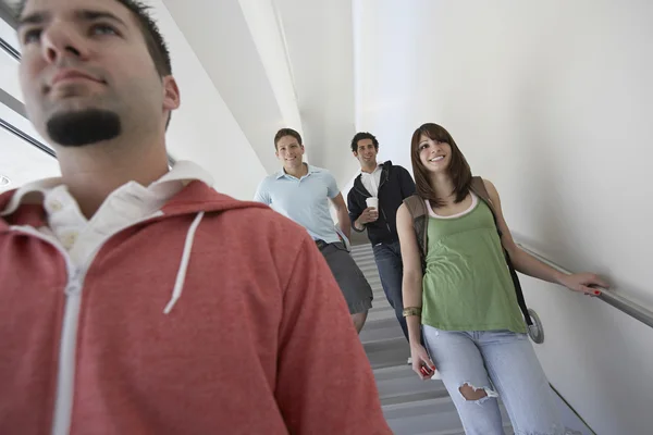 Étudiants descendant les escaliers — Photo