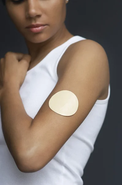 Primer plano del parche de nicotina en el brazo de la mujer — Foto de Stock