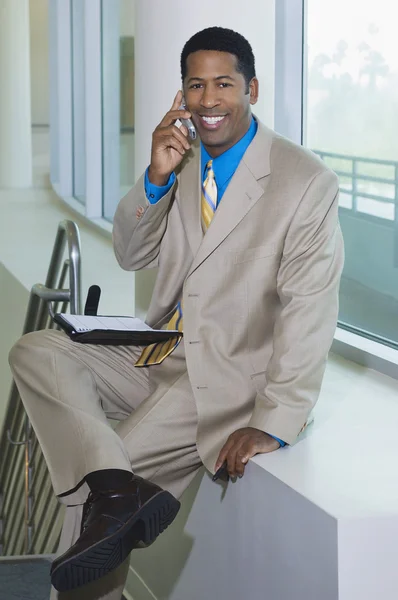 Gelukkig zakenman aanwezigheidsdienst — Stockfoto