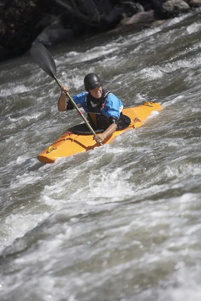 Man kajakpaddling i berg flod — Stockfoto