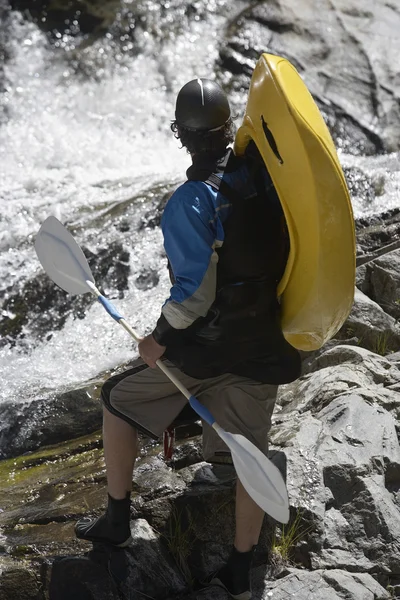 Człowiek gotowy na spływy kajakowe — Zdjęcie stockowe