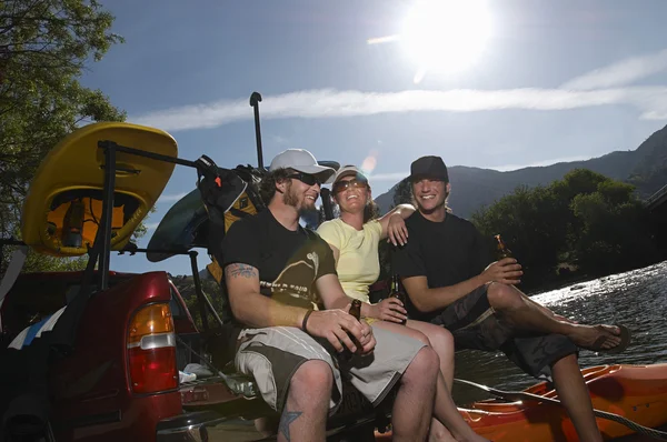 Kayakers relaxant avec de la bière — Photo