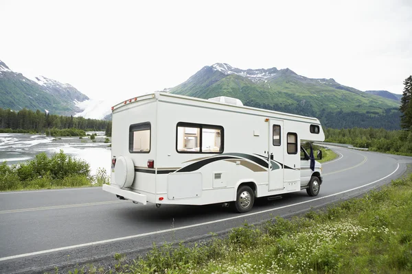 Estados Unidos, Alaska, vehículo recreativo conduciendo en carretera —  Fotos de Stock