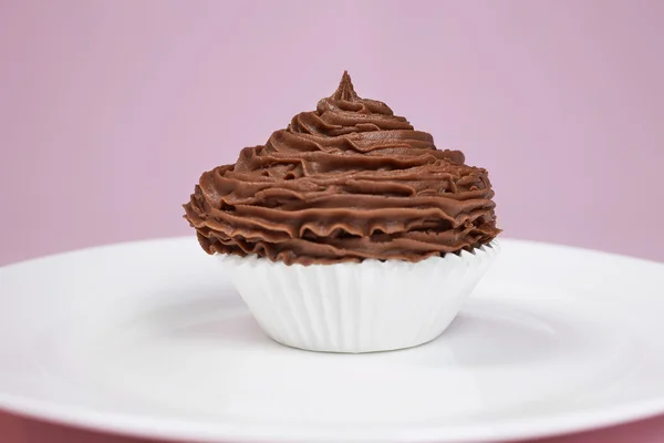 Choklad cupcake på tallrik — Stockfoto