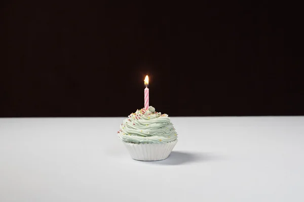 Doğum günü mumu ile tek cupcake — Stok fotoğraf