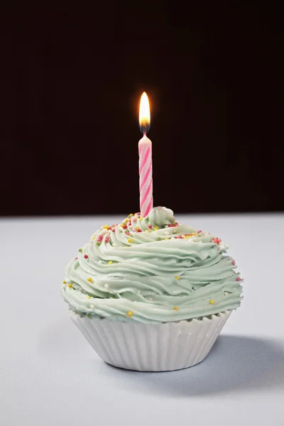 Cupcake único com vela de aniversário — Fotografia de Stock