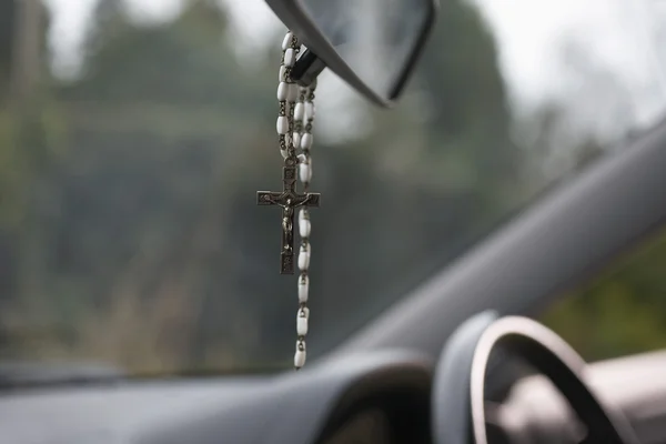 Radband pärlor hängande i bil — Stockfoto