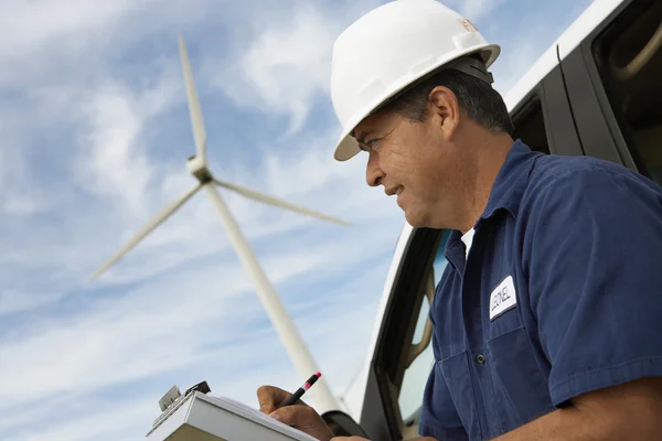 Ingenjör skriva Urklipp på wind farm — Stockfoto